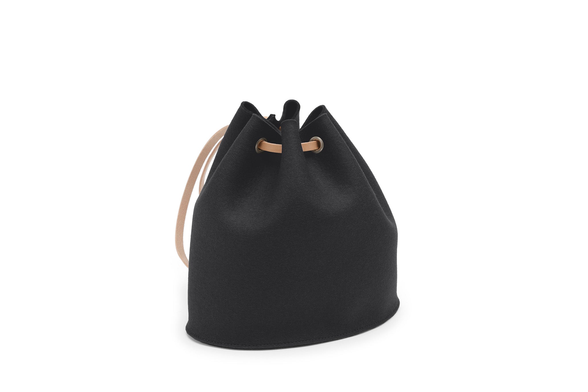 Rucksack Tilda aus Wollfilz von Hey-Sign in der Größe S mit naturfarbenen Lederriemen, Farbe Schwarz