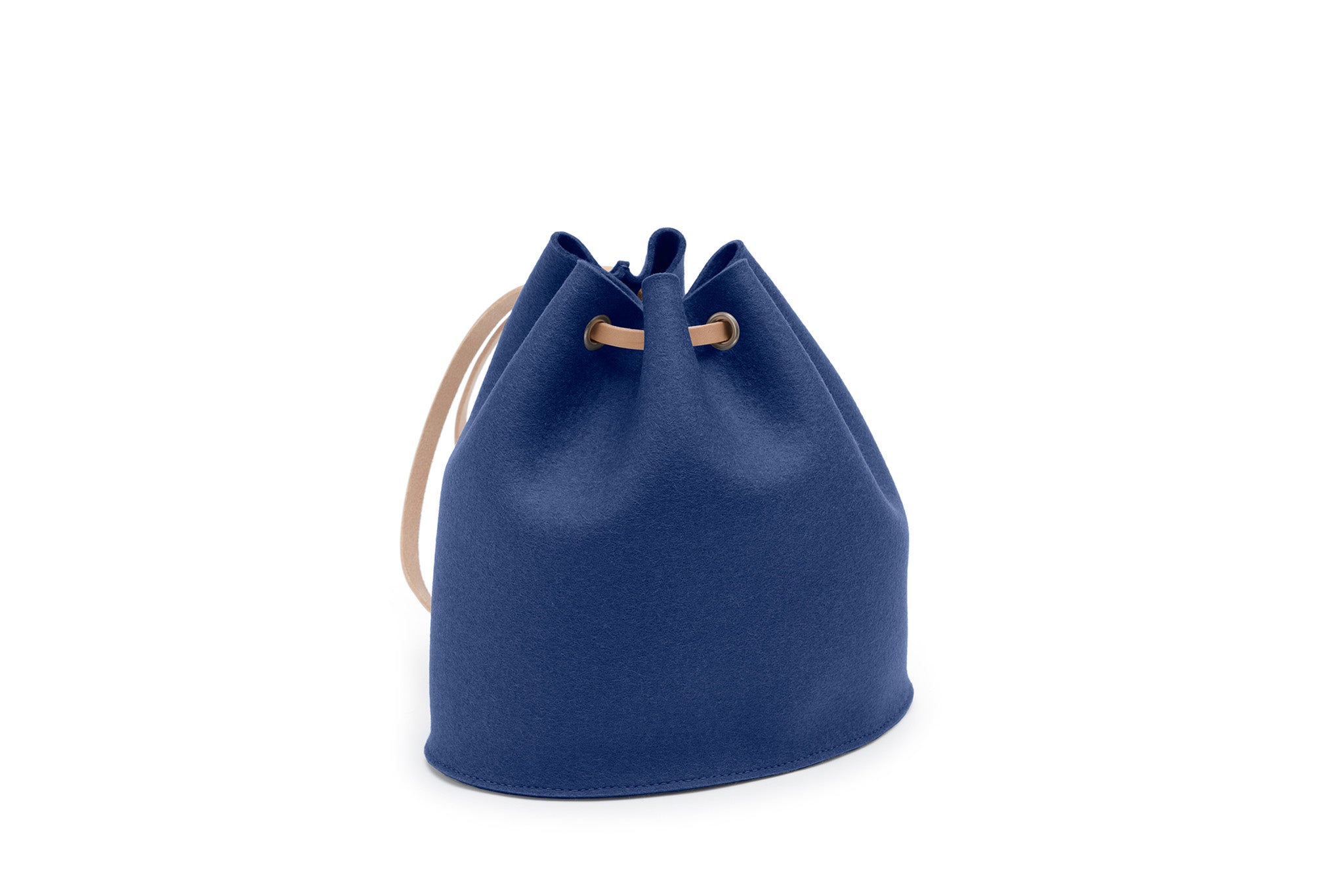 Rucksack Tilda aus Wollfilz von Hey-Sign in der Größe S mit naturfarbenen Lederriemen, Farbe Indigo