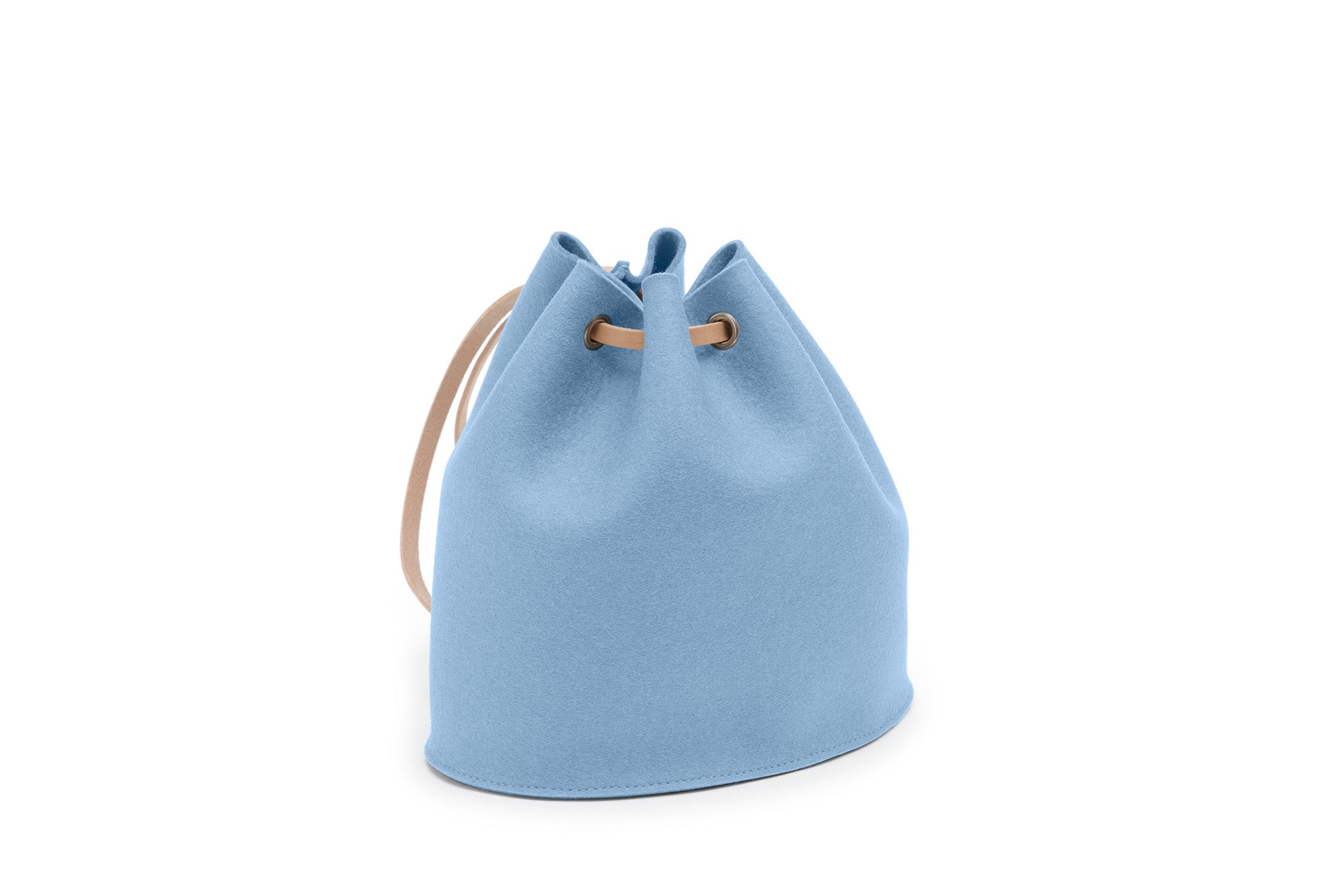 Rucksack Tilda aus Wollfilz von Hey-Sign in der Größe S mit naturfarbenen Lederriemen, Farbe Pastellblau