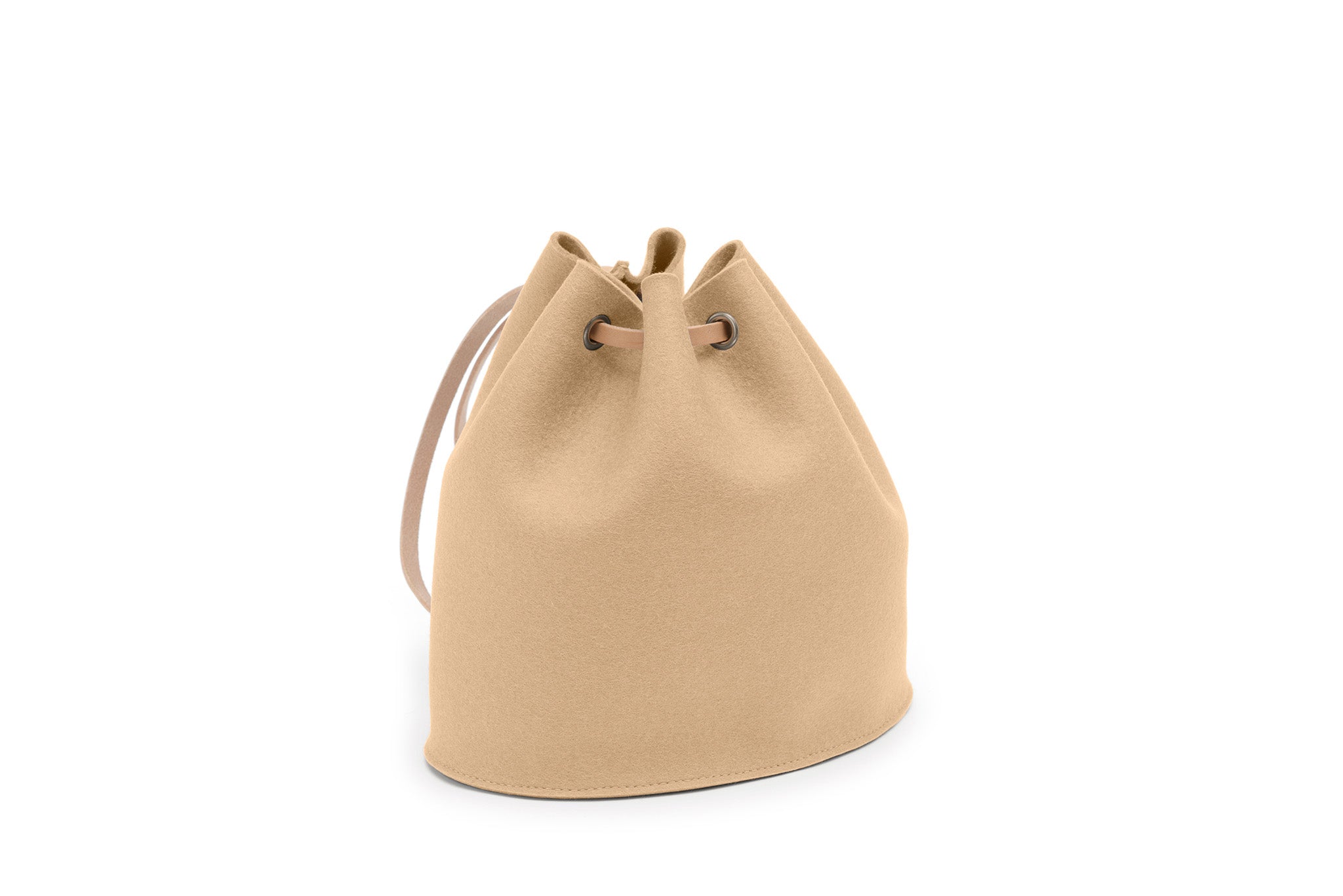 Rucksack Tilda aus Wollfilz von Hey-Sign in der Größe S mit naturfarbenen Lederriemen, Farbe Karamell