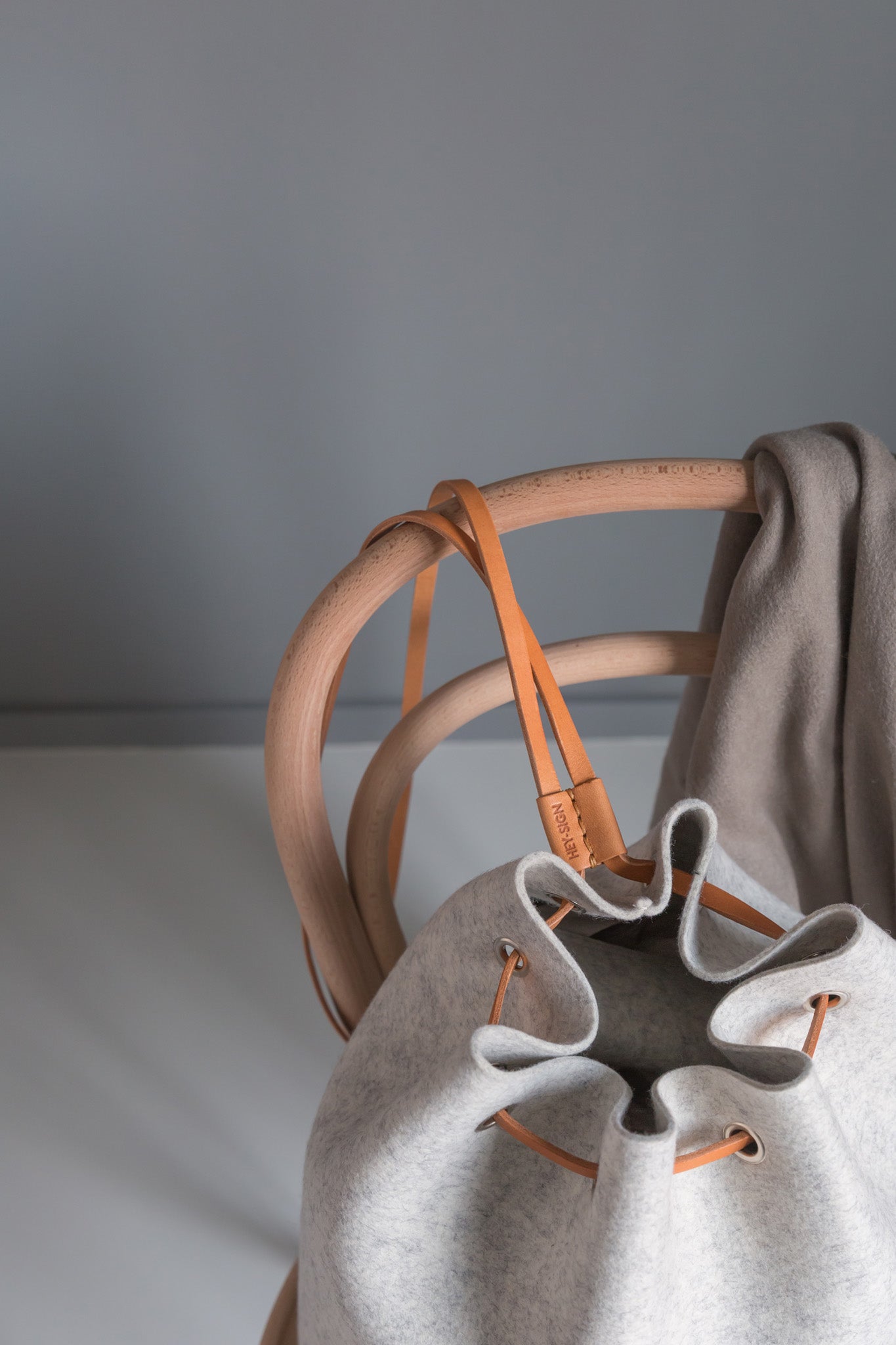 Rucksack Tilda aus Wollfilz von Hey-Sign mit naturfarbenen Lederriemen und Ösen zum Zuziehen
