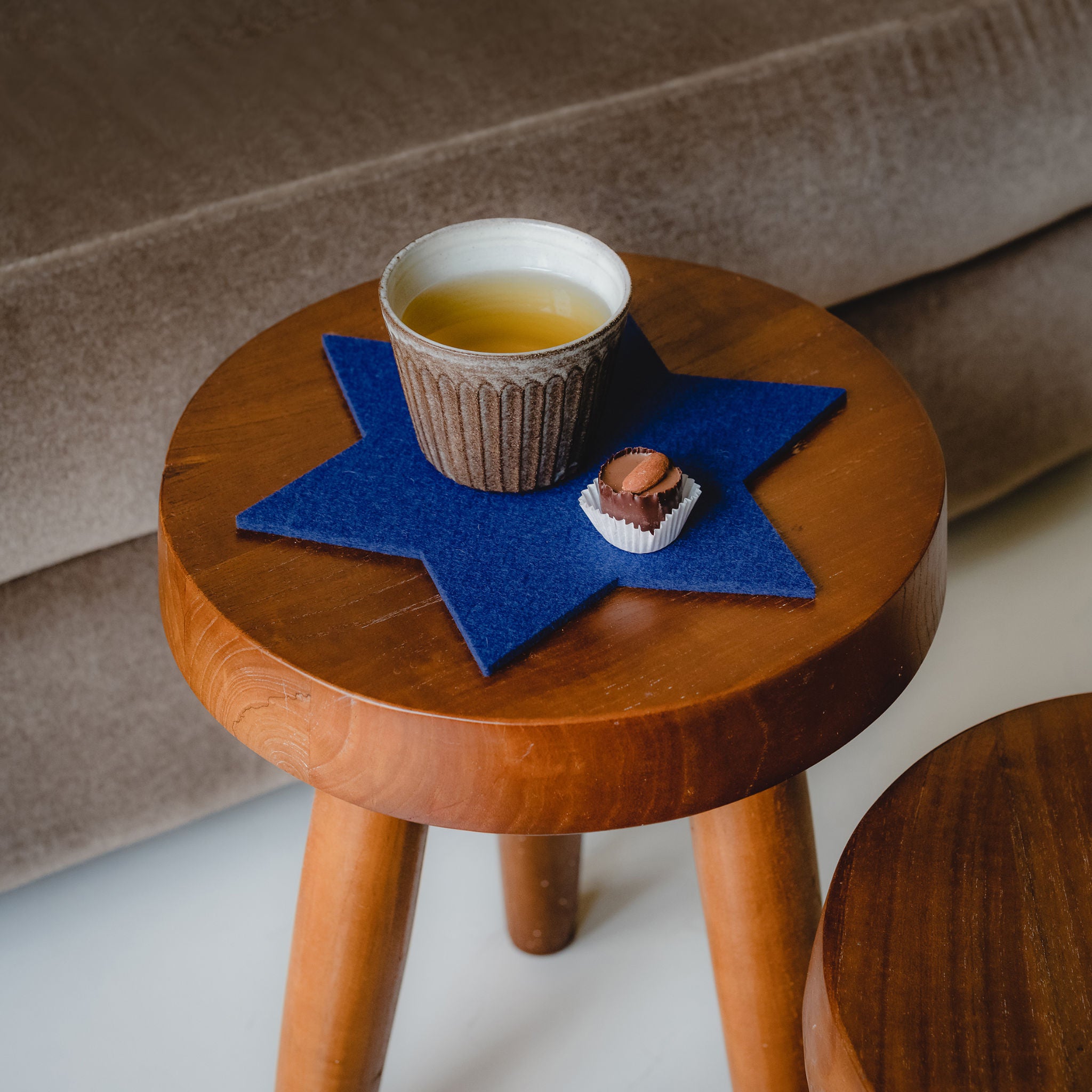 Hey-Sign weihnachtlicher Untersetzer aus Wollfilz in Sternform in der Farbe Indigo mit 13,5 m Durchmesser