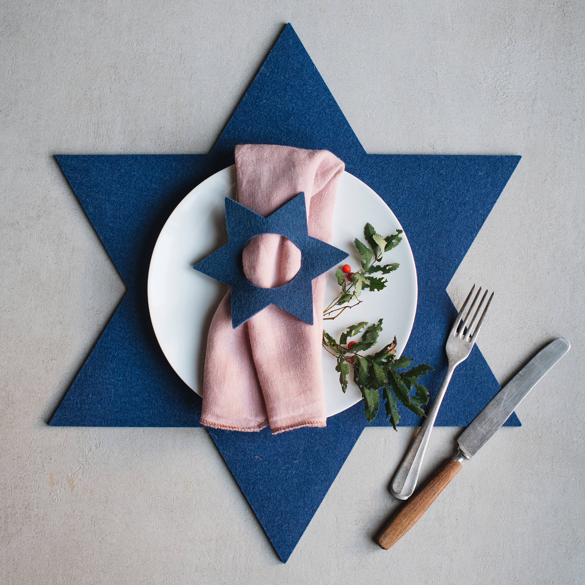 Hey-Sign weihnachtlicher Untersetzer aus Wollfilz in Sternform in der Farbe Indigo