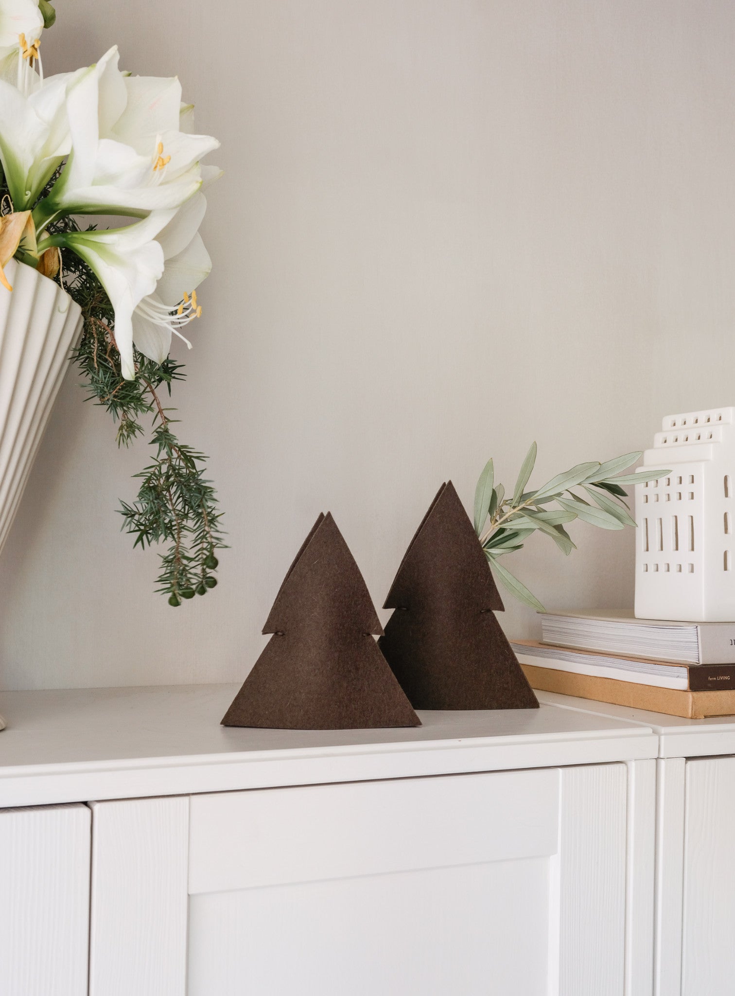 Vasen-Set Tannenbaum aus braunem Wollfilz von Hey-Sign auf einer weissen Anrichte