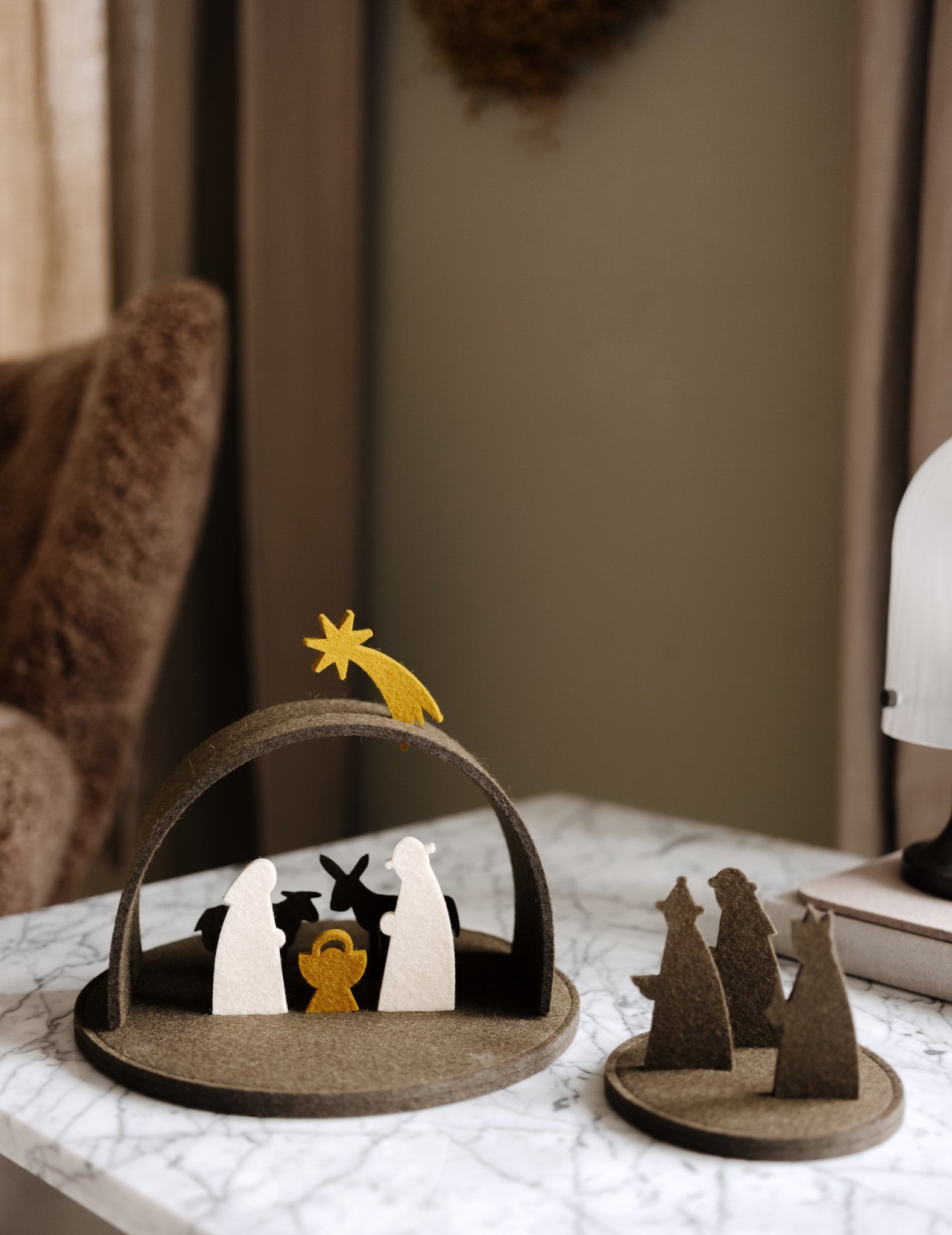 Weihnachtskrippe aus Wollfilz von Hey-Sign in der Farbe Umbra