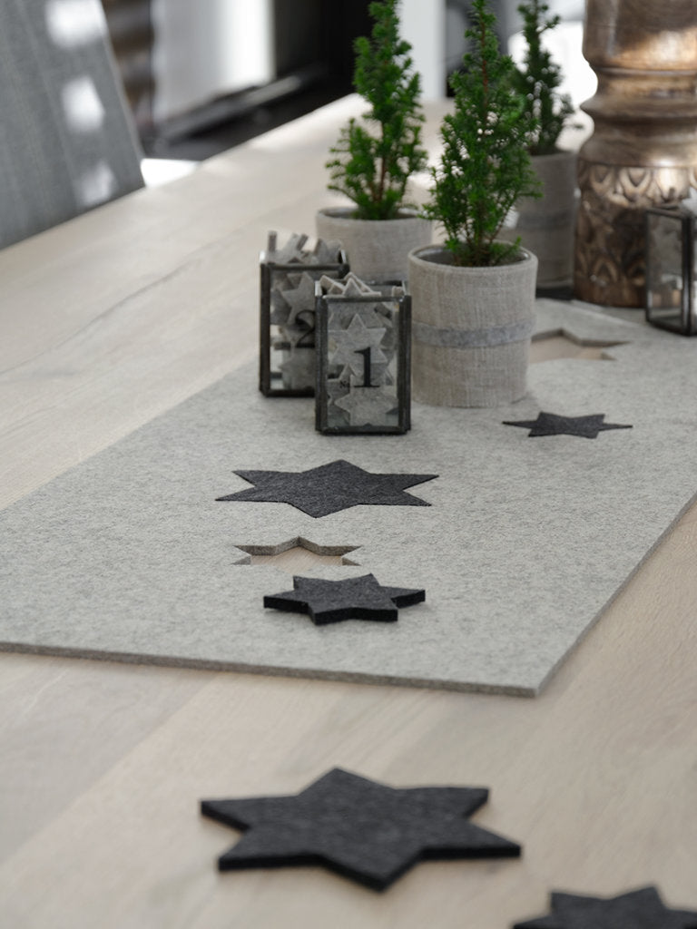 Hey-Sign weihnachtlicher Tischläufer mit ausgestanzten Sternen auf 100 % Wollfilz - Farbe Hellgrau meliert mit zusätzlichen Sternen in Kohlegrau