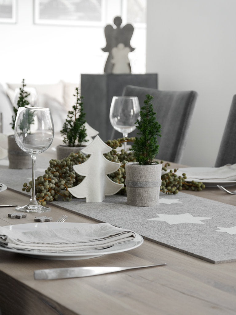 Hey-Sign weihnachtlicher Tischläufer mit ausgestanzten Sternen auf 100 % Wollfilz