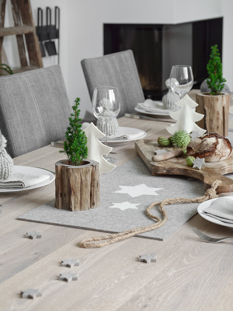 Hey-Sign weihnachtlicher Tischläufer mit ausgestanzten Sternen auf 100 % Wollfilz - Farbe Hellgrau meliert mit zusätzlichen Sternen in Wollweiss