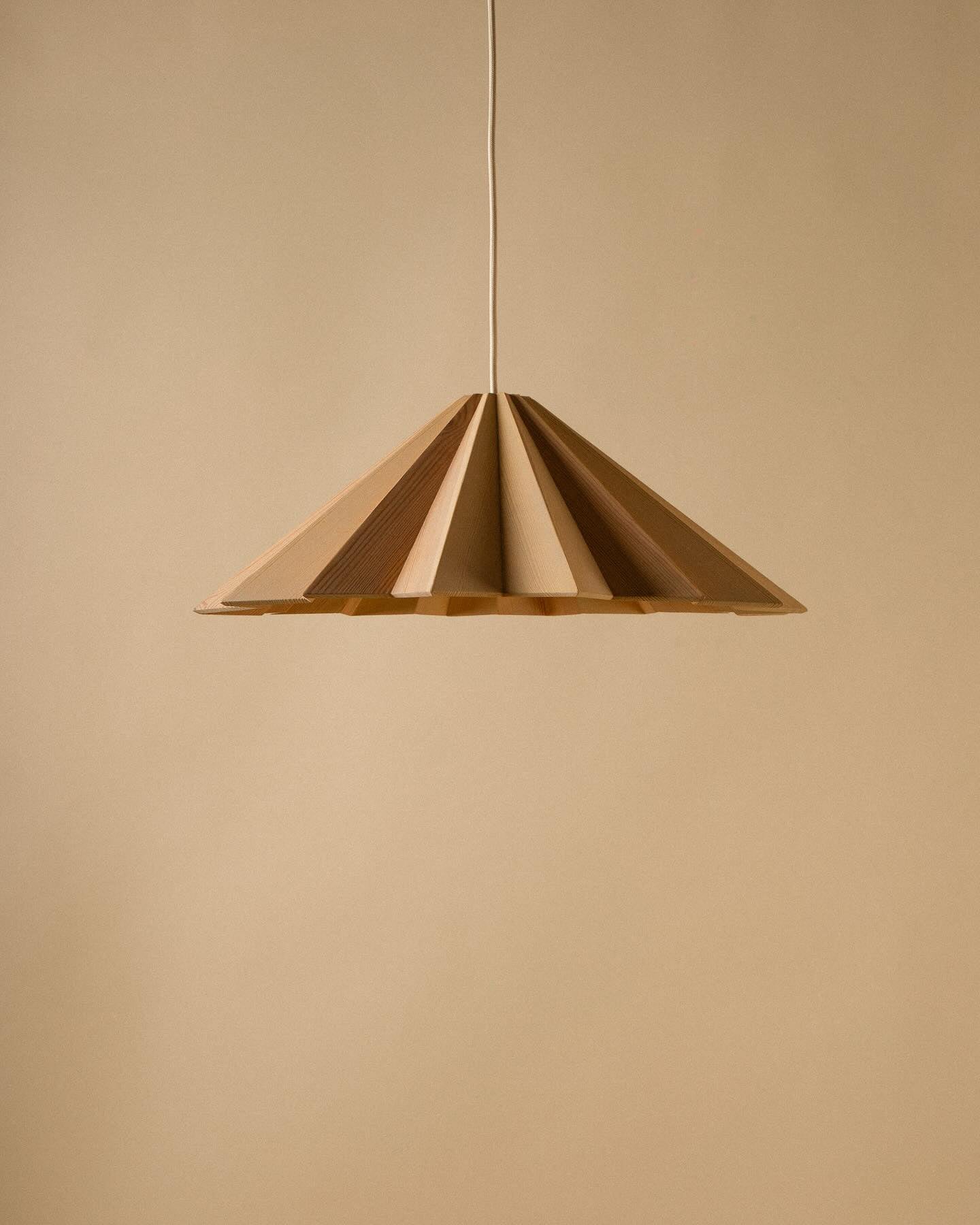 Schneid Studio handgefertigte Pendelleuchte Stratus Small aus Holz