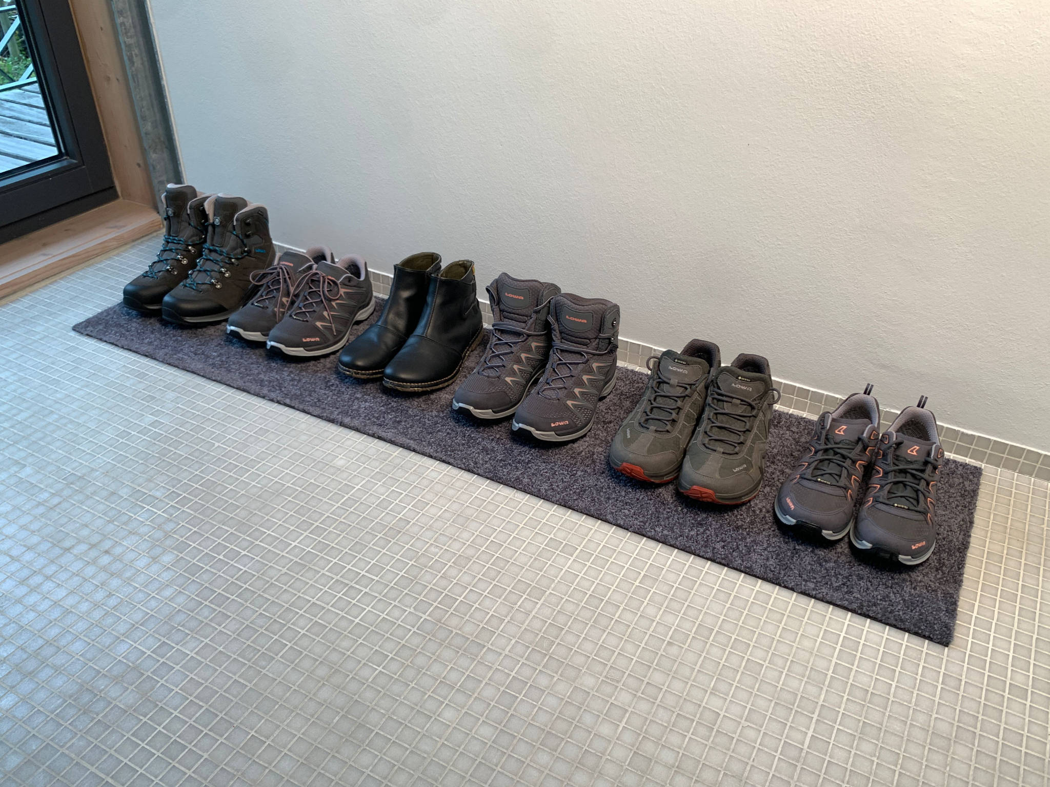 Praktische Fußmatte Ingresso von Keilbach in Teppichoptik, passend für bis zu 6 Paar Schuhen, Farbe Dunkelgrau