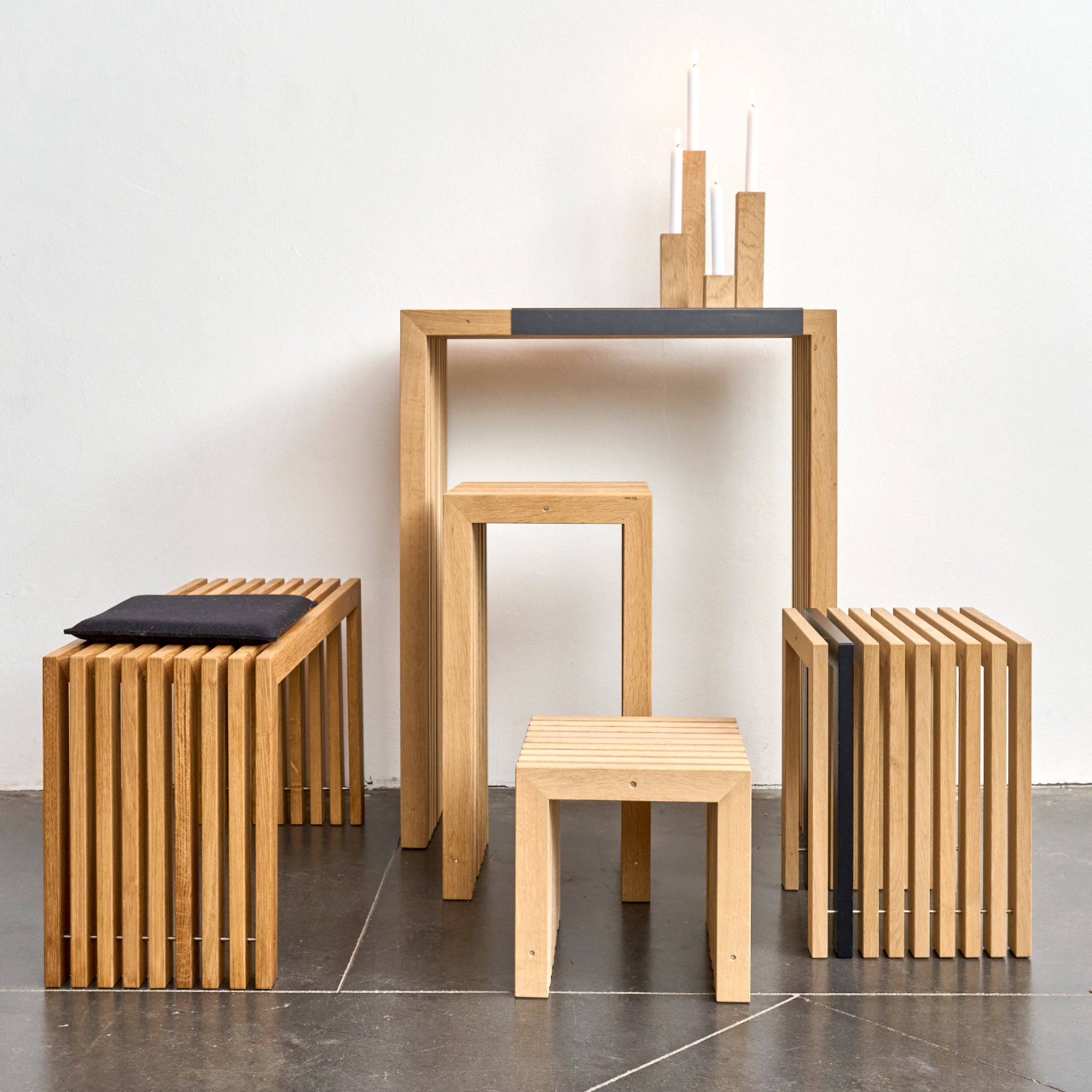 Möbel aus Holzlamellen von Raumgestalt in Eiche natur und geölt