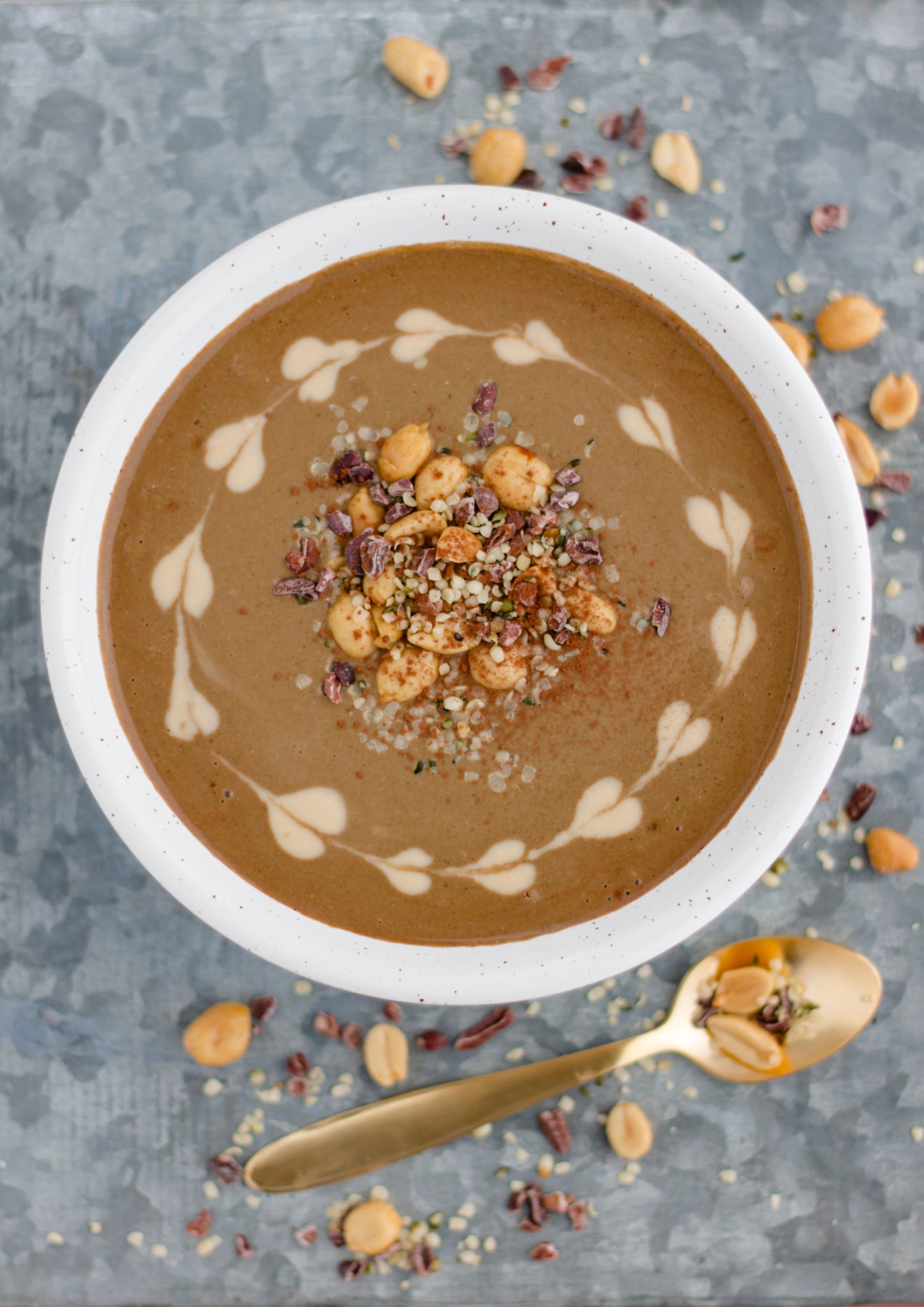 Rezept für eine Erdnuss-Schoko Bowl aus dem Kochbuch Pappsatt von Lena Grabbe