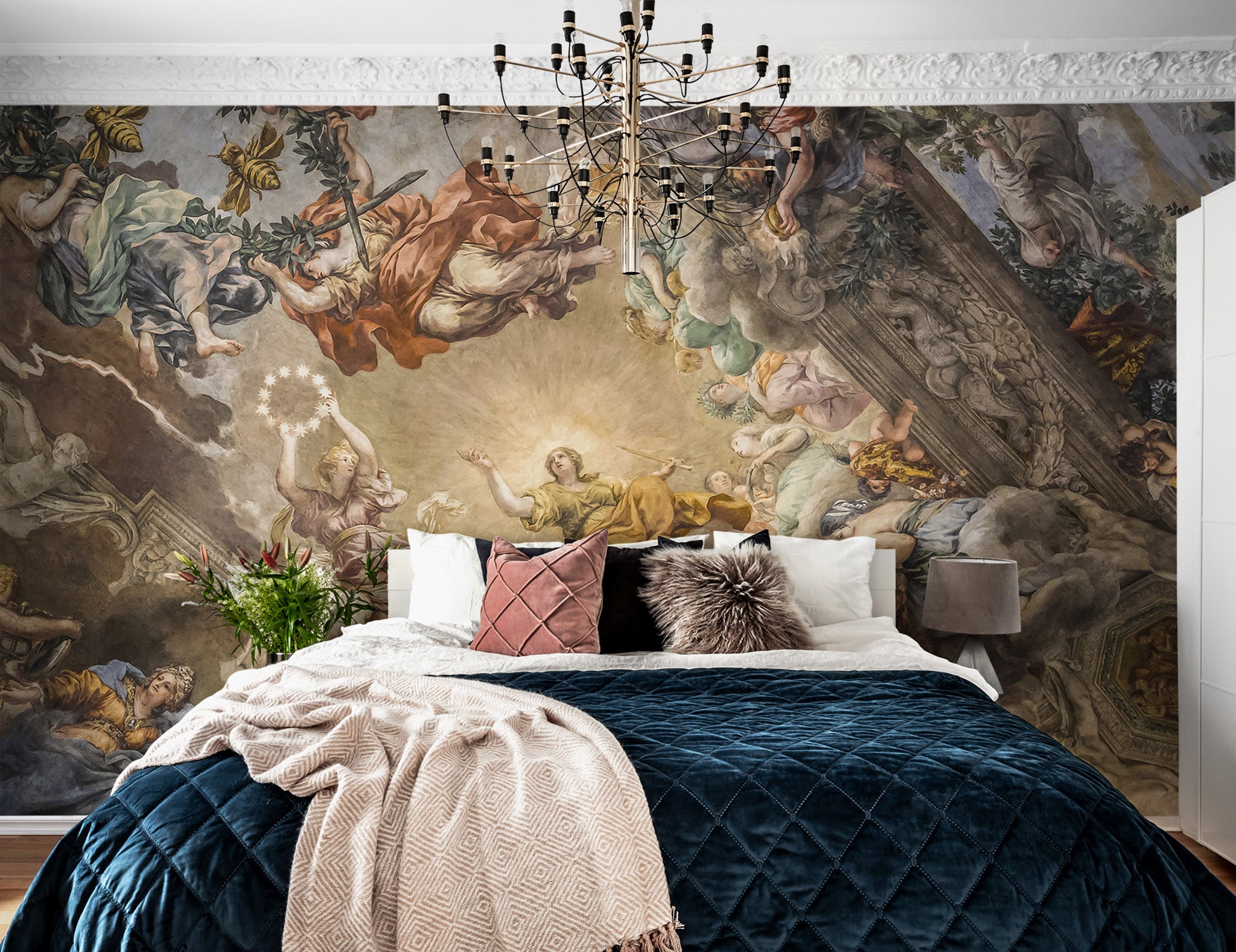 Rebel Walls Tapete A Priori mit einer klassischen Freskenmalerei an der Schlafzimmerwand