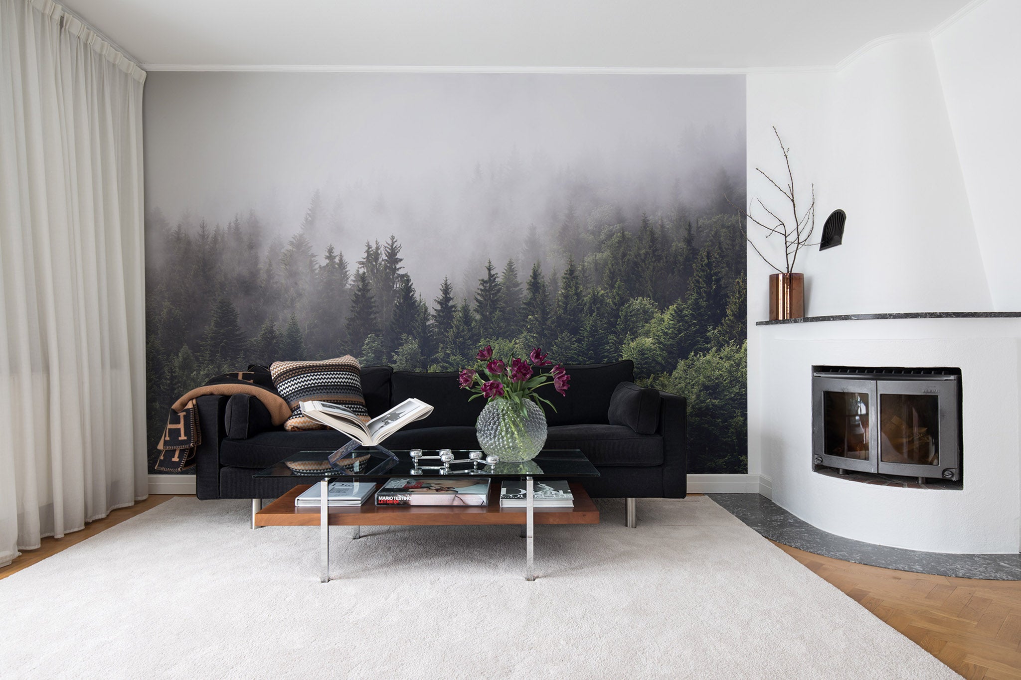 Rebel Walls Tapete Misty Fir Forest im Wohnzimmer