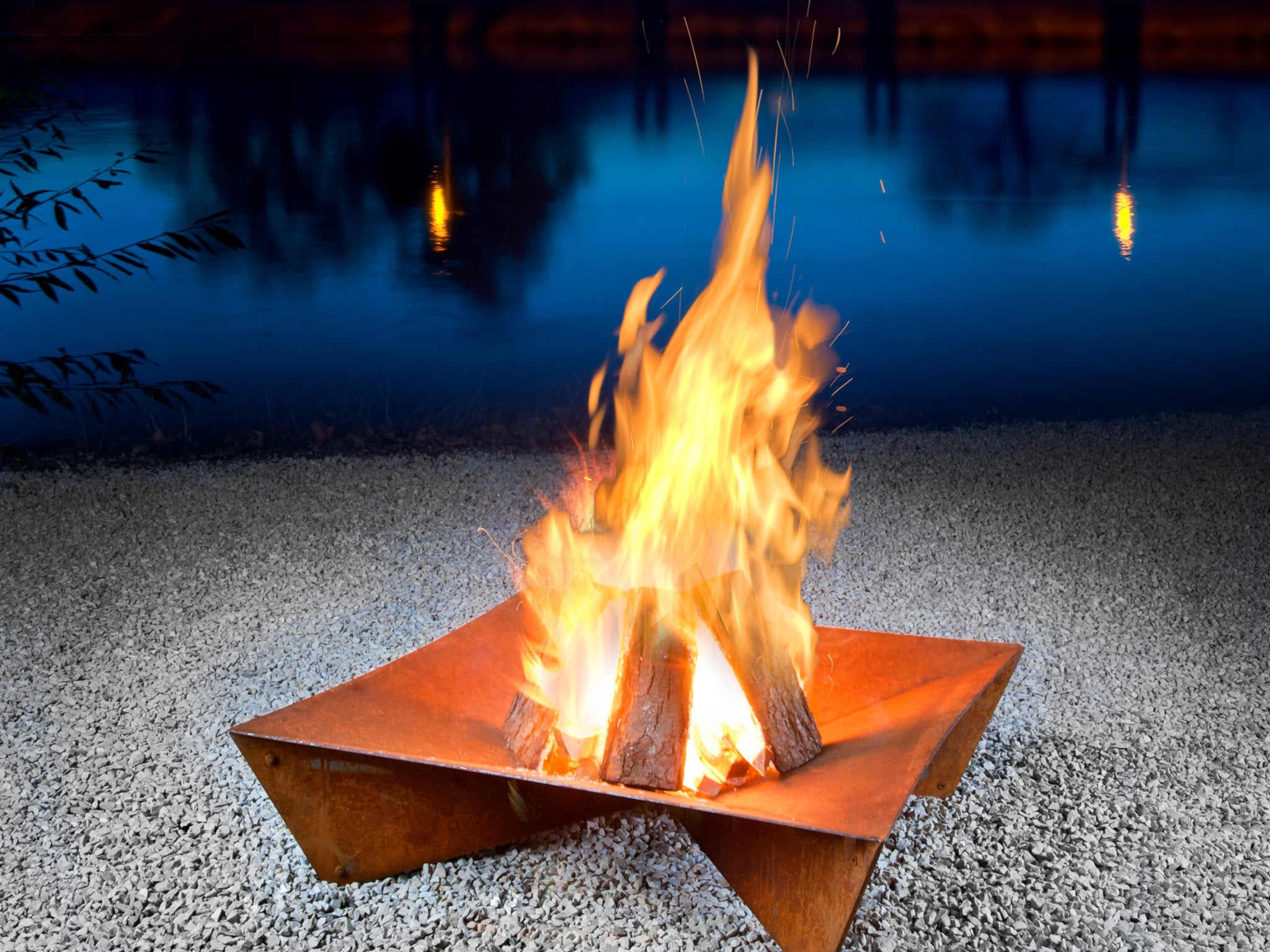 Lagerfeuer in der Keilbach Feuerschale Fluxus aus Stahl