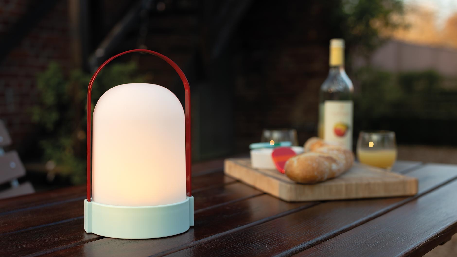 Tragbare LED Leuchte Uri Anabelle von Remember beim abendlichen Picknick