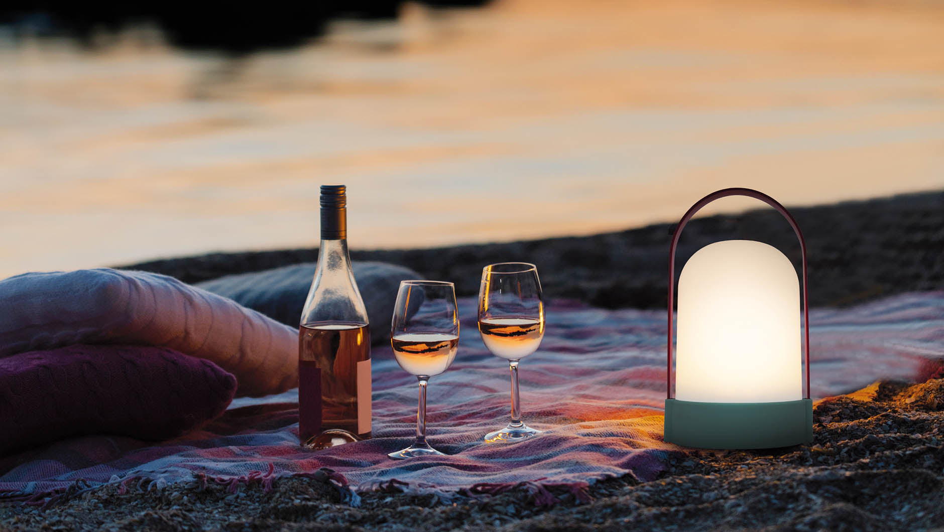 Tragbare LED Leuchte Uri Anabelle von Remember für Indoor und Outdoor beim Picknick am See