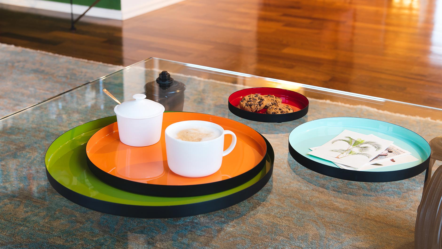 Tablett-Set Enzo von Remember, Metall emailliert, mit Kaffeetasse und Cookies